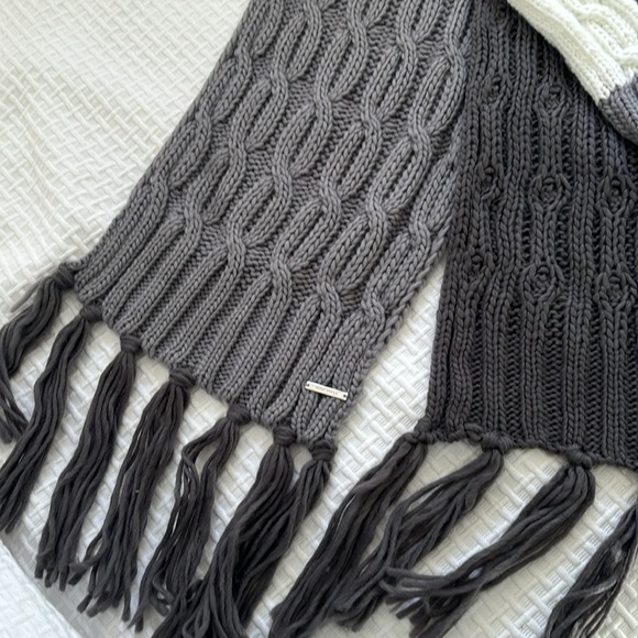 Nine West fringed scarf and fingerless glove set. - Picture 3 of 7